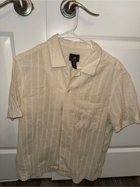 H&M Men's Cream Textured Short-Sleeve Button-Down Shirt
